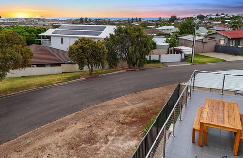 Christies Beach House | Sunrise to Sunset Getaway by Wine Coast Holidays