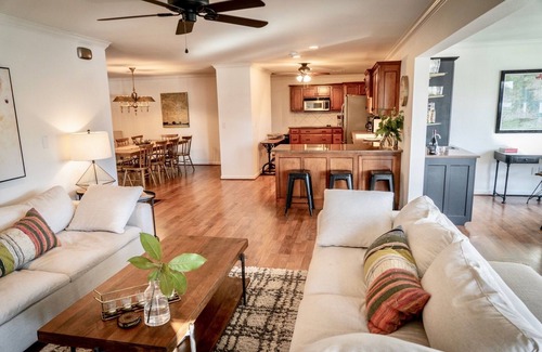 Sunset Bay House | SUNSET BAY SPACIOUS LAKEFRONT HOME WITH PERSONAL DOCK MINUTES FROM OAKLAWN