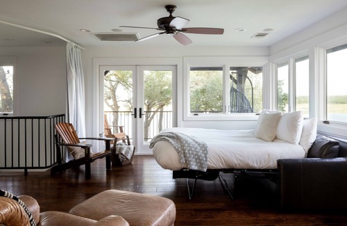 Eck Lane on the Lake Resort | Sunset Cliff Resort on Lake Travis: WEDDING, EVENT, HEATED POOL, DOCK, & BOAT