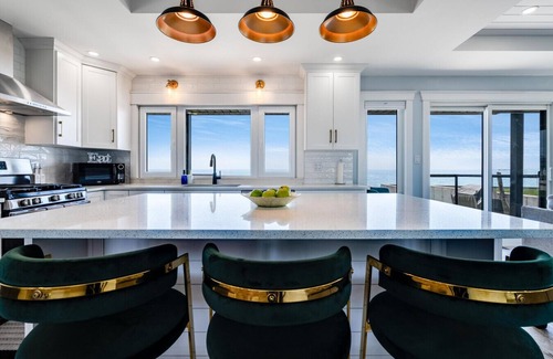 Leamington House | Sunset Cove Lakehouse