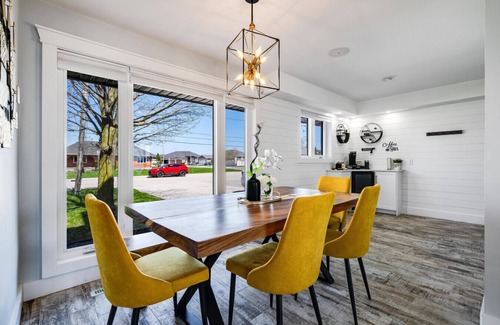 Leamington House | Sunset Cove Lakehouse