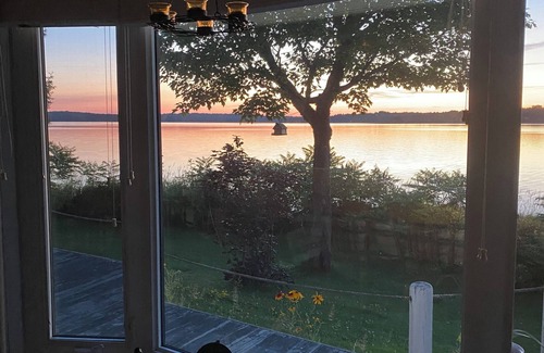 Chisholm House | Sunset Haven in Charming Bungalow on Peaceful Wasi Lake