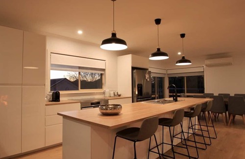 Mansfield House | Sunset's on Somerset | Stroll to town through the park