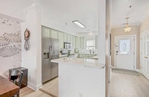 North Charleston House | Sunset Serenity!-Tropical Waterfront Oasis-Huge Private Patio-10Min to KingSt & Beaches