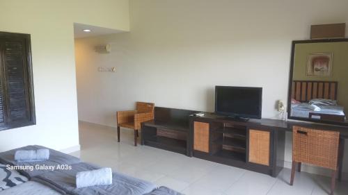 Endah Apartment | sunset studio apartment At Goldcoast morib