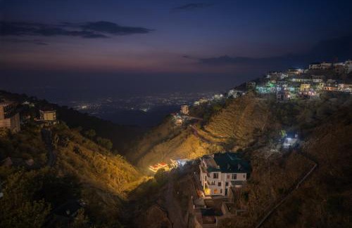 Kasauli House | Sunset Vibes! Near Mall Road Kasauli by Alluring North
