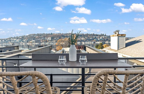 Eastlake House | Sunset view of the Space Needle and South Lake Union!
