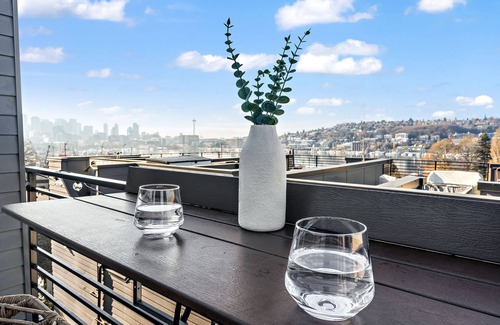 Eastlake House | Sunset view of the Space Needle and South Lake Union!