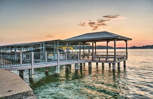 Lake Hamilton Apartment | Sunset-View Resort Condo on Lake Hamilton!