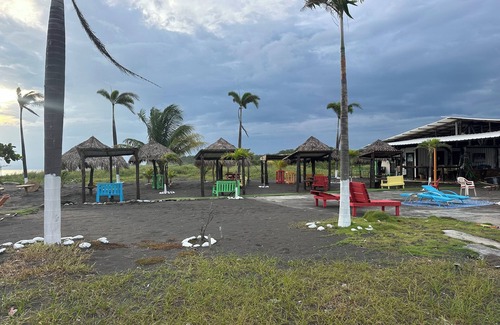 Cerro Plano Villa | Sunset views with Macaws in the jungle in beautiful Bajamar