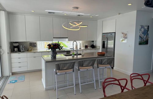 Leeward Settlement Villa | SunsetOne Beach Villa - Golf Cart 6 seats, Kayaks, SUPs; Free Beach Set Up