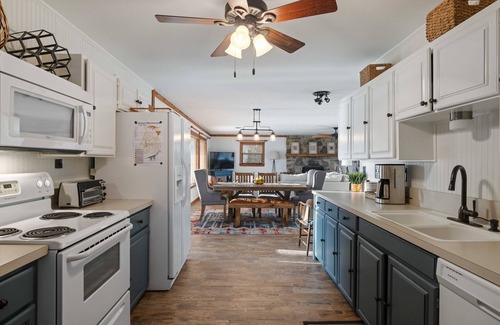 Granbury Cottage | Sunsets! Lake Home w Swing at Dock. Stocked kitchen, KING Bed, Photo Opp