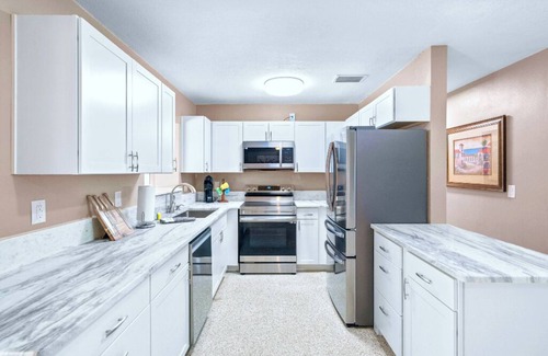 Harbor Bluffs House | 🏖️ Sunshine, Beaches and a Beautiful Pool Inside a Large Screened in Lanai!