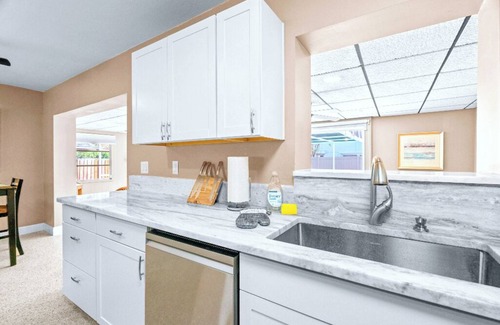 Harbor Bluffs House | 🏖️ Sunshine, Beaches and a Beautiful Pool Inside a Large Screened in Lanai!