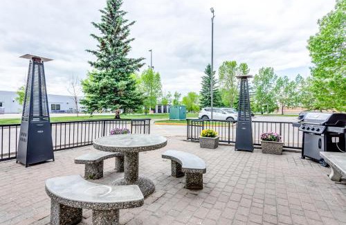 Southwest Calgary Hotel | Super 8 by Wyndham Calgary Shawnessy Area