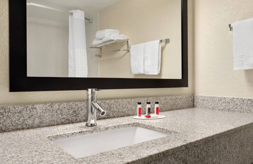 Berwick Hotel | Super 8 by Wyndham Des Moines