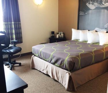 Edson Hotel | Super 8 by Wyndham Edson