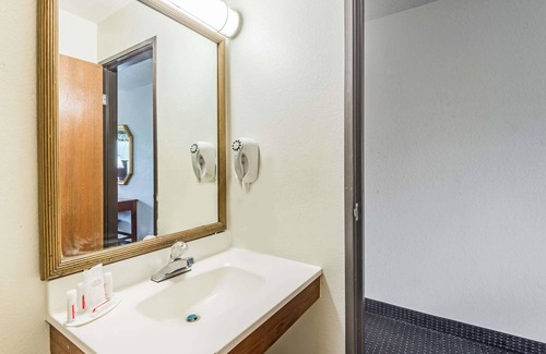 North Meadows Hotel | Super 8 by Wyndham Hartford