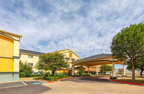 Lubbock Hotel | Super 8 by Wyndham Lubbock West