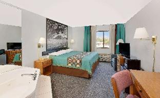 Macomb Hotel | Super 8 by Wyndham Macomb