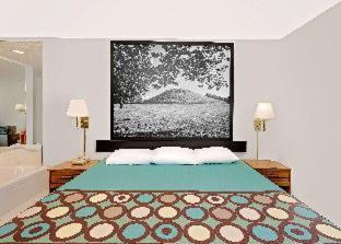 Macomb Hotel | Super 8 by Wyndham Macomb