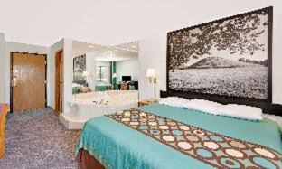 Macomb Hotel | Super 8 by Wyndham Macomb