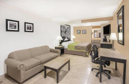 McAllen Hotel | Super 8 by Wyndham McAllen-Downtown-Airport-LA Plaza Mall
