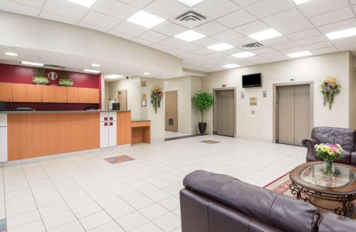 Gateway Hotel | Super 8 by Wyndham Mississauga