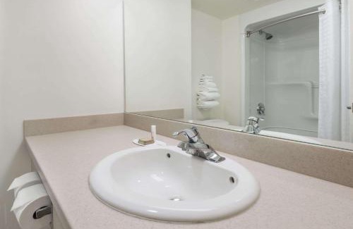 Gateway Hotel | Super 8 by Wyndham Mississauga