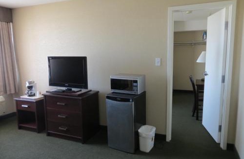 Gateway Hotel | Super 8 by Wyndham Mississauga