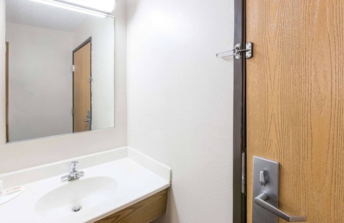 Osceola Hotel | Super 8 by Wyndham Osceola IA