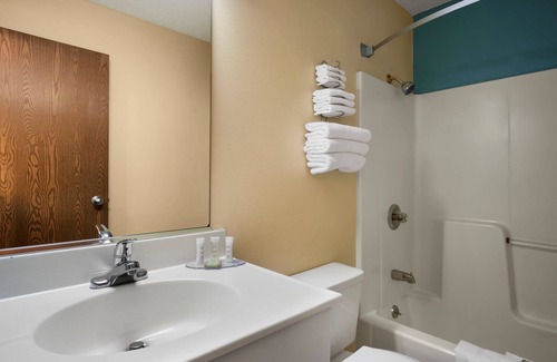 East Peoria Hotel | Super 8 by Wyndham Peoria East
