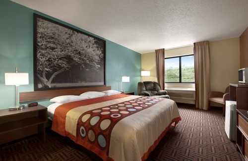 East Peoria Hotel | Super 8 by Wyndham Peoria East