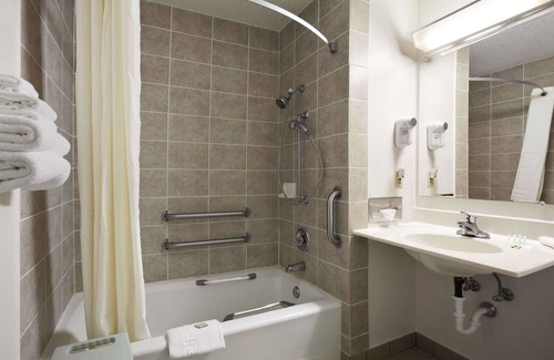 Peru Hotel | Super 8 by Wyndham Peru Starved Rock State Park