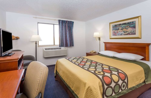 Pontiac Hotel | Super 8 by Wyndham Pontiac