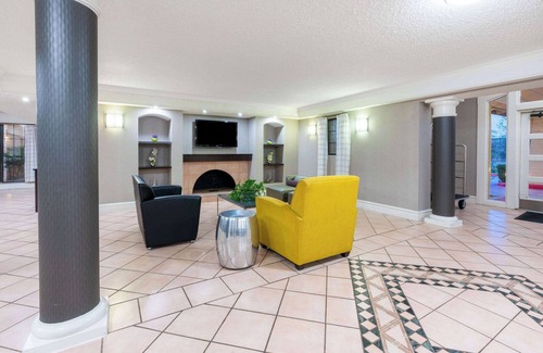 Shenandoah Hotel | Super 8 by Wyndham The Woodlands North