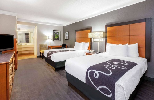 Shenandoah Hotel | Super 8 by Wyndham The Woodlands North