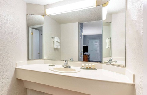 Shenandoah Hotel | Super 8 by Wyndham The Woodlands North