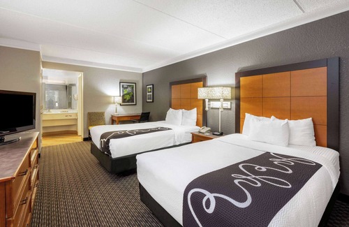 Shenandoah Hotel | Super 8 by Wyndham The Woodlands North