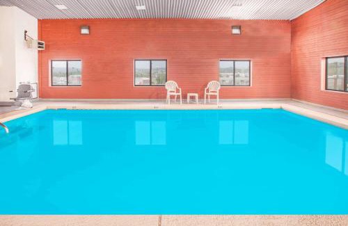 Van Buren Hotel | Super 8 by Wyndham Van Buren/Ft. Smith Area