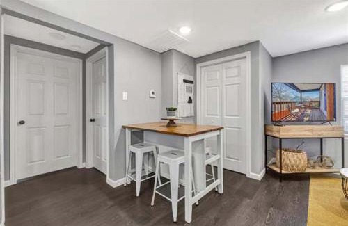 Greater East End Apartment | Super Cozy 2 bedroom with Fast WIFI and Queen Bed close to Downtown Houston!