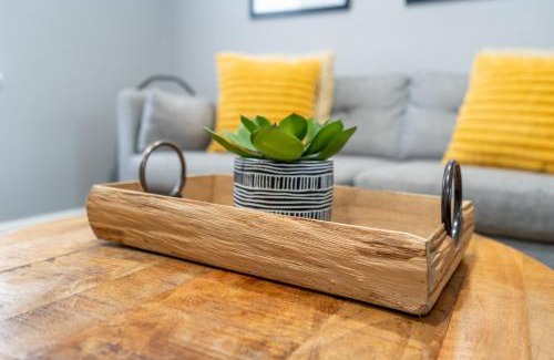Greater East End Apartment | Super Cozy 2 bedroom with Fast WIFI and Queen Bed close to Downtown Houston!