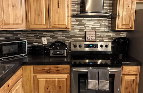 Midtown Anchorage Apartment | Super COZY 3 BD Close To Everything You’ll Love It! Snacks Included