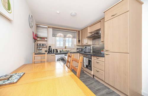 Inverkeithing Apartment | Super Prime Train Station Inverkeithing by Three Bridges Apartments