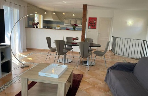 Tournefeuille Apartment | Superb city center apartment in quiet private garden
