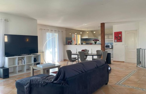 Tournefeuille Apartment | Superb city center apartment in quiet private garden
