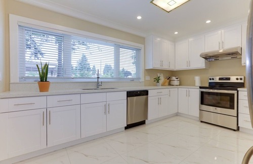 Delta House | Superb Convenient North Delta Vacation Home with 6 Bed and 6 Bath