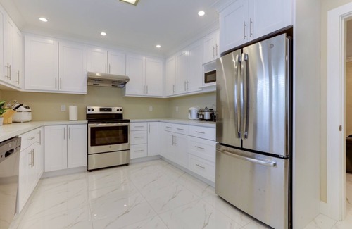 Delta House | Superb Convenient North Delta Vacation Home with 6 Bed and 6 Bath