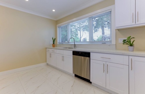 Delta House | Superb Convenient North Delta Vacation Home with 6 Bed and 6 Bath