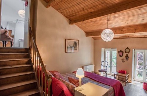 Bonnes House | Superb family home on the edge of a river